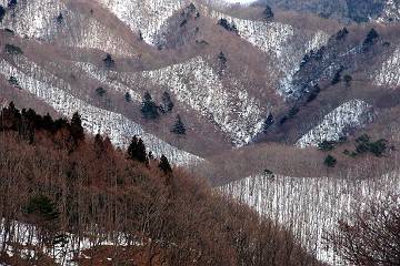 湯西川温泉駅へ着くとやっと山に雪がみえた